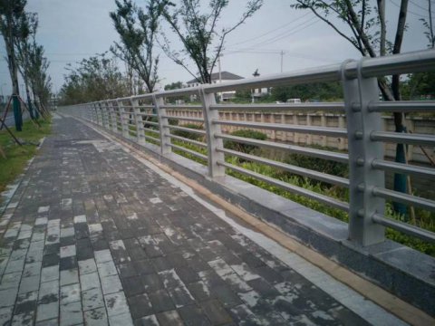 不銹鋼復(fù)合管護(hù)欄